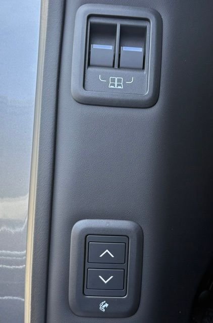 New 2026 Eiger Grey Land Rover SE image 43