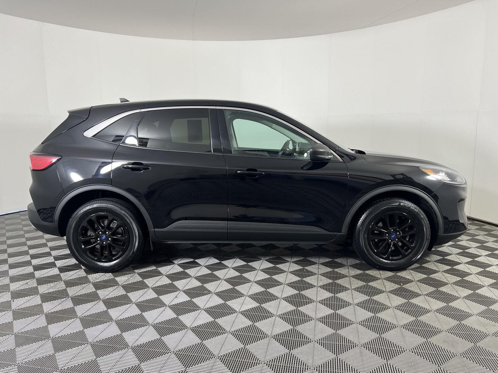 Used 2022 Agate Black Ford SE image 21