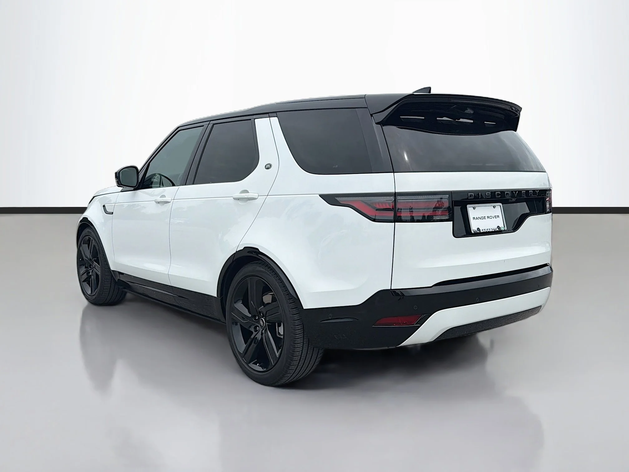 Certified Used 2025 Fuji White Land Rover Dynamic SE image 3