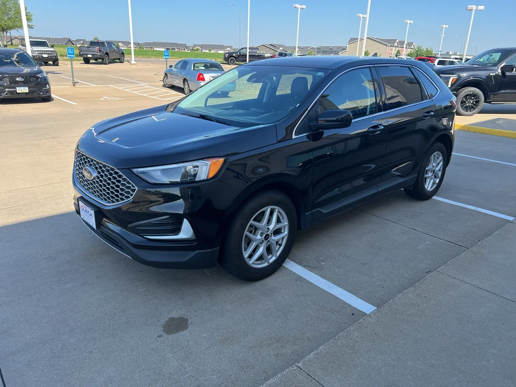 Used 2024 Agate Black Metallic Ford SEL image 4