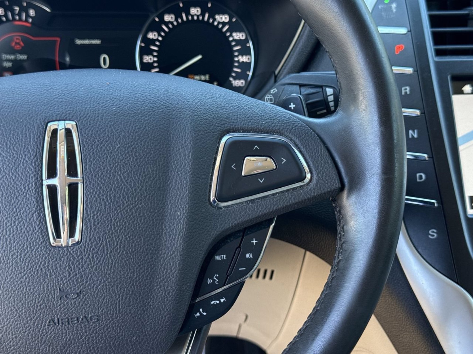 Used 2018 Ivory Pearl Lincoln Reserve image 30