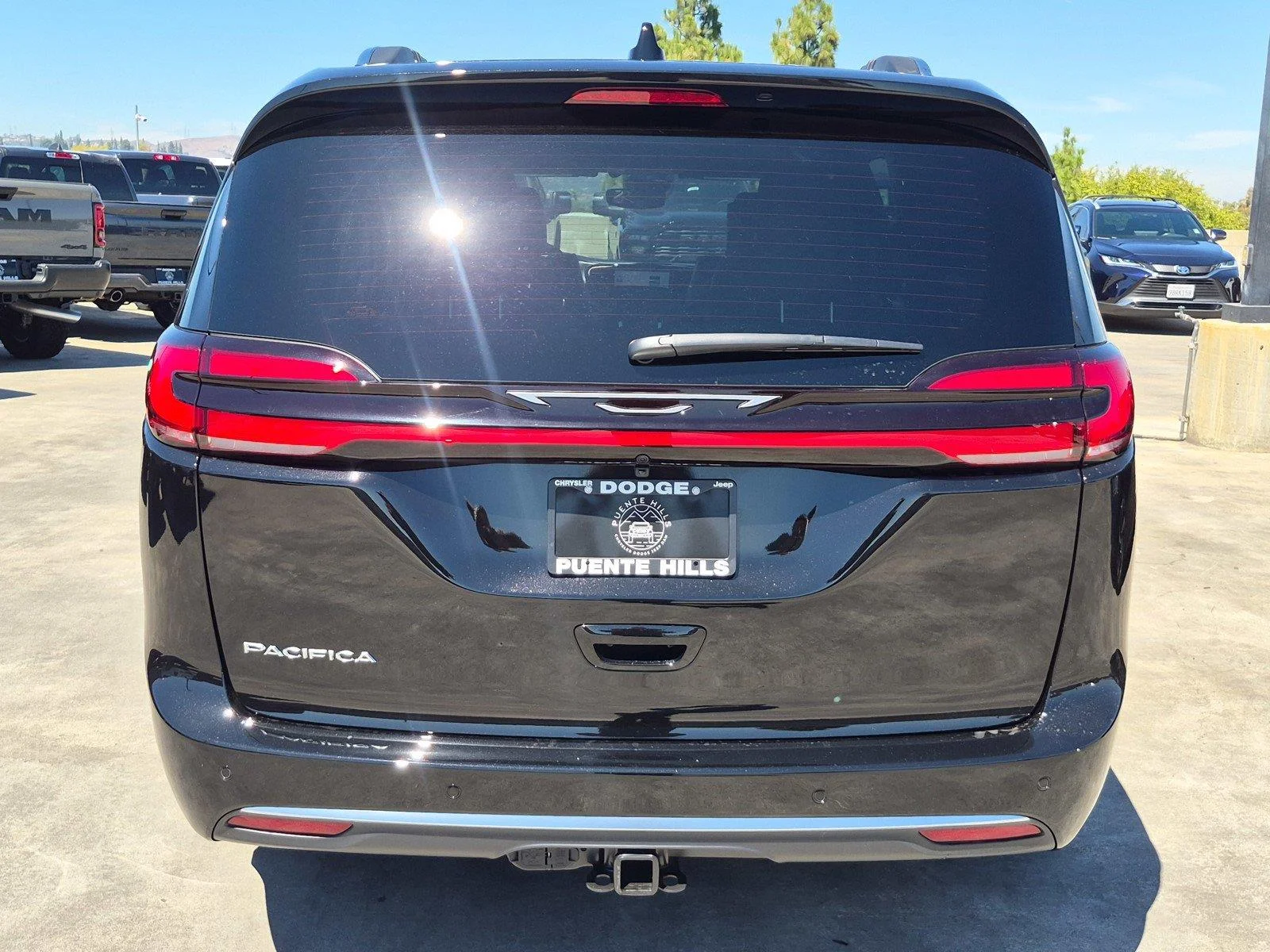New 2027 Diamond Black Crystal Pearl-Coat Exterior Paint Chrysler Pinnacle image 5