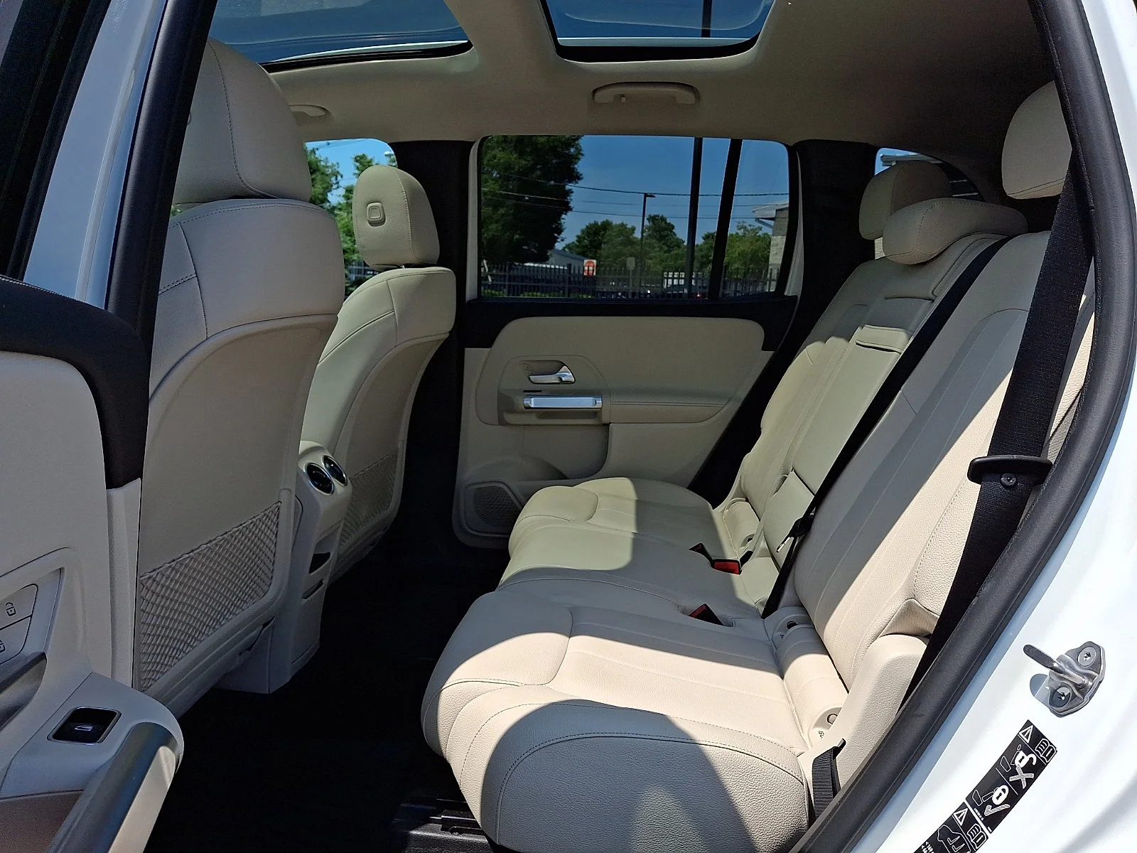 Used 2022 Polar White   149 Mercedes-Benz GLB 250 image 10