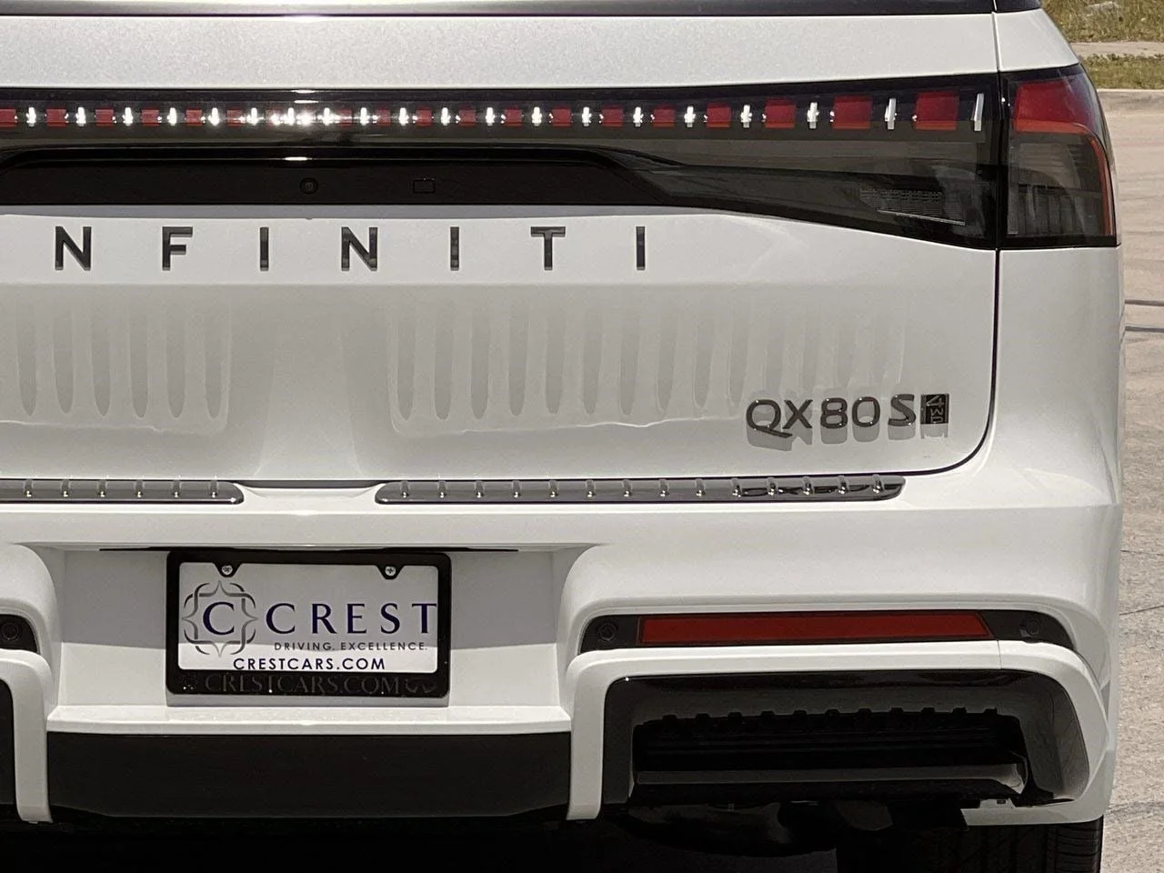 New 2027 2T RADIANT WHIT INFINITI Sport 4WD image 4