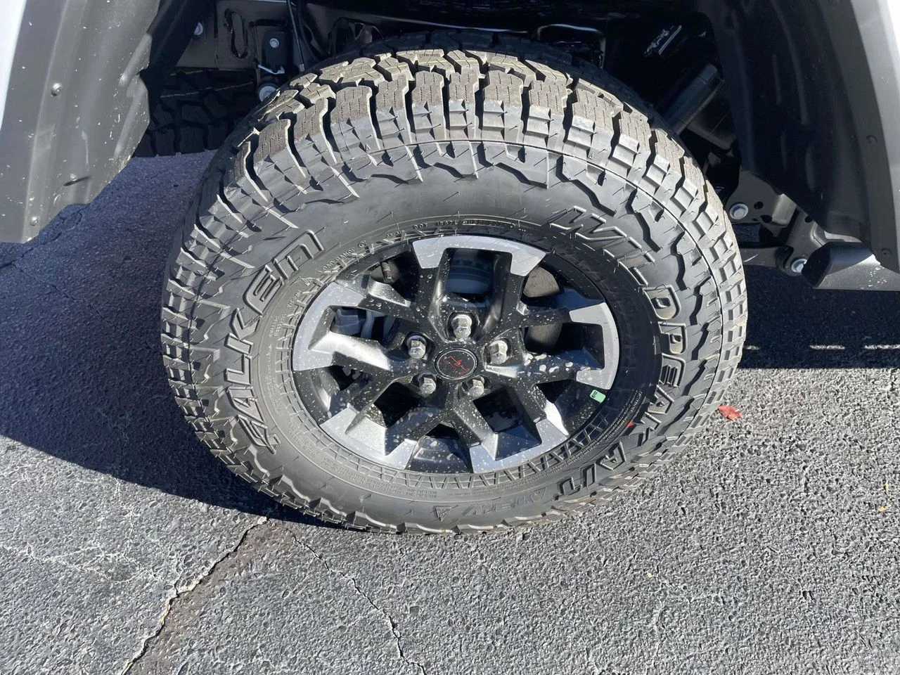 New 2026 Bright White Clear-Coat Exterior Paint Jeep Rubicon X image 36