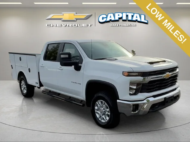 Used 2025 White Chevrolet LT image 9