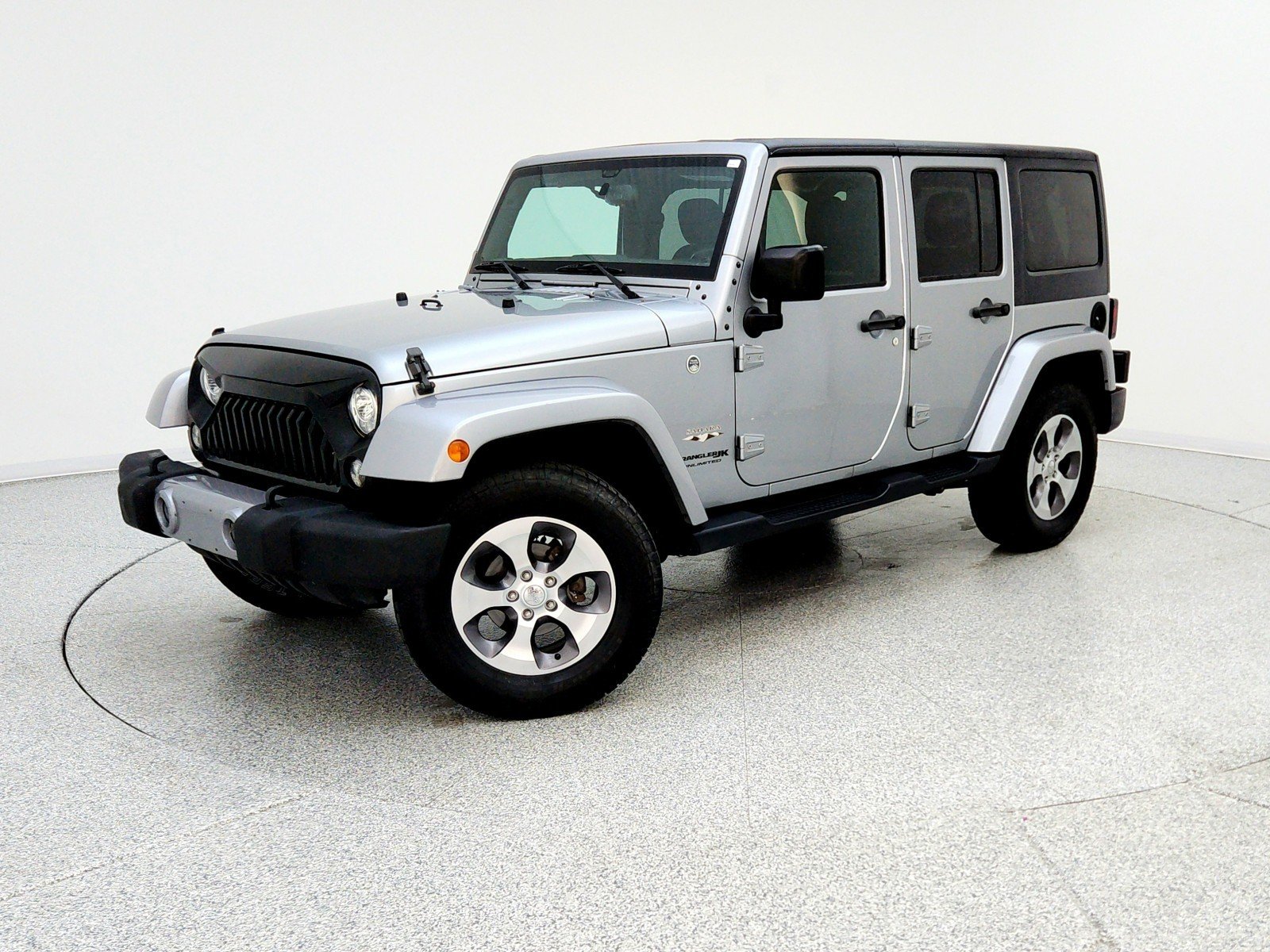 Used 2018 Billet Silver Metallic Clearcoat Jeep Sahara image 1