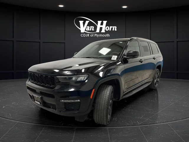 Certified Used 2024 Diamond Black Crystal Pearlcoat Jeep Limited image 3