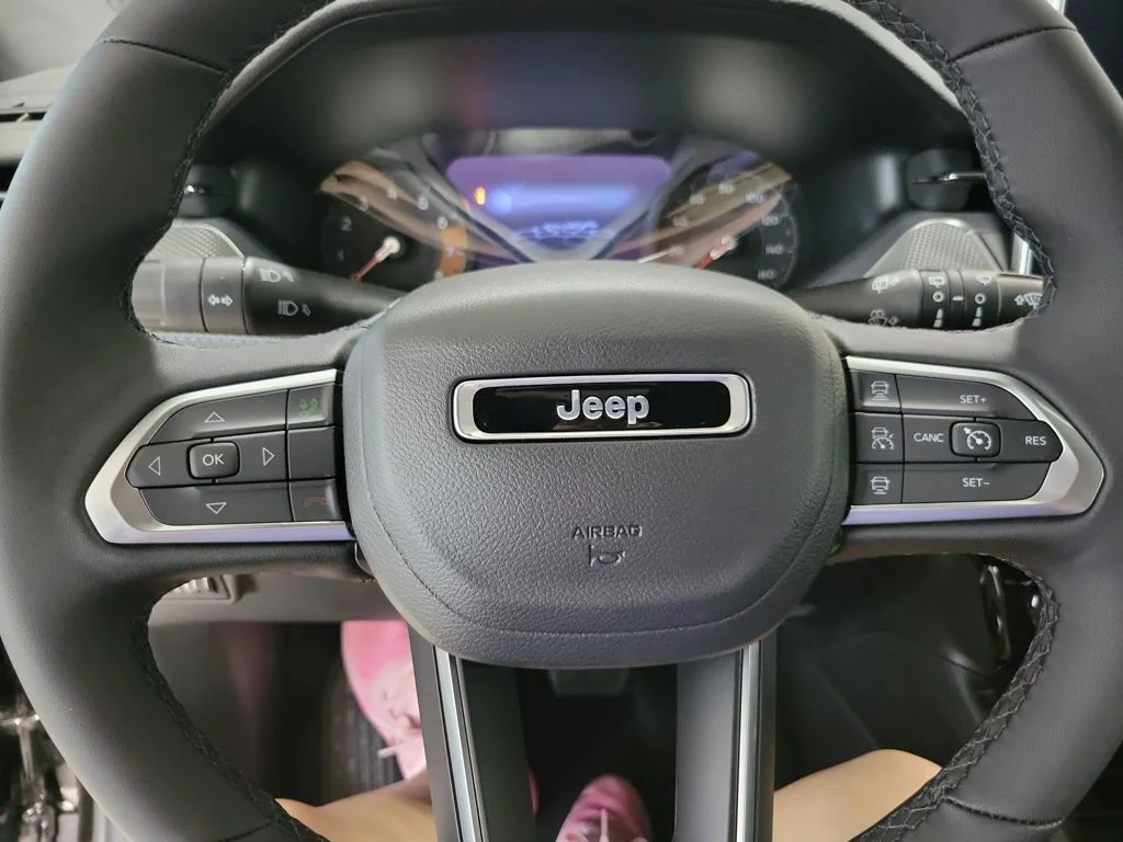 New 2026 Diamond Black Crystal Pearlcoat Jeep Latitude image 12