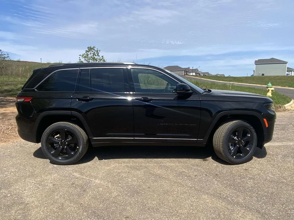 New 2026 Diamond Black Crystal Pearl-Coat Exterior Paint Jeep Limited image 37