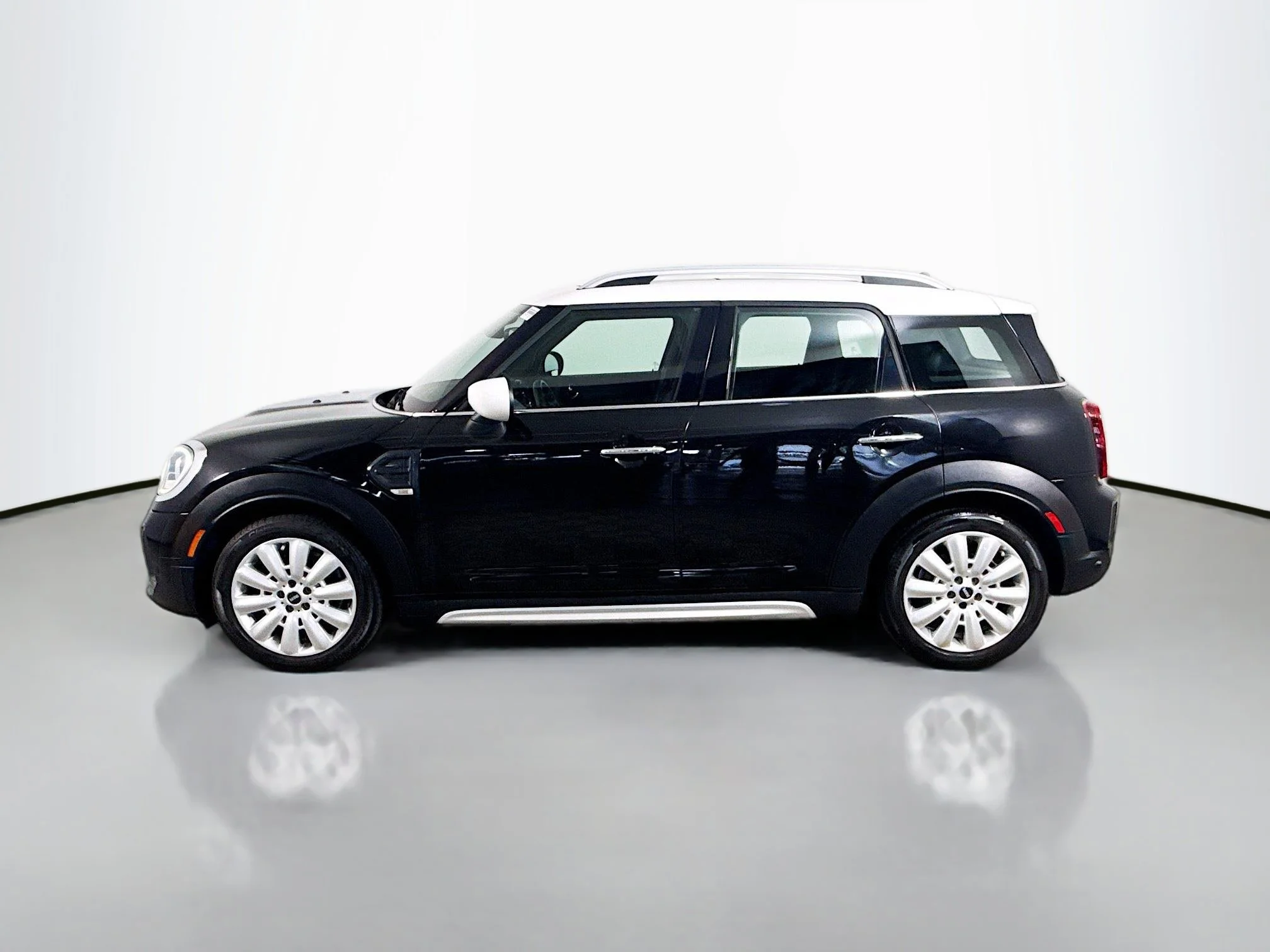 Used 2022 Midnight Black Metallic MINI Oxford Edition image 4
