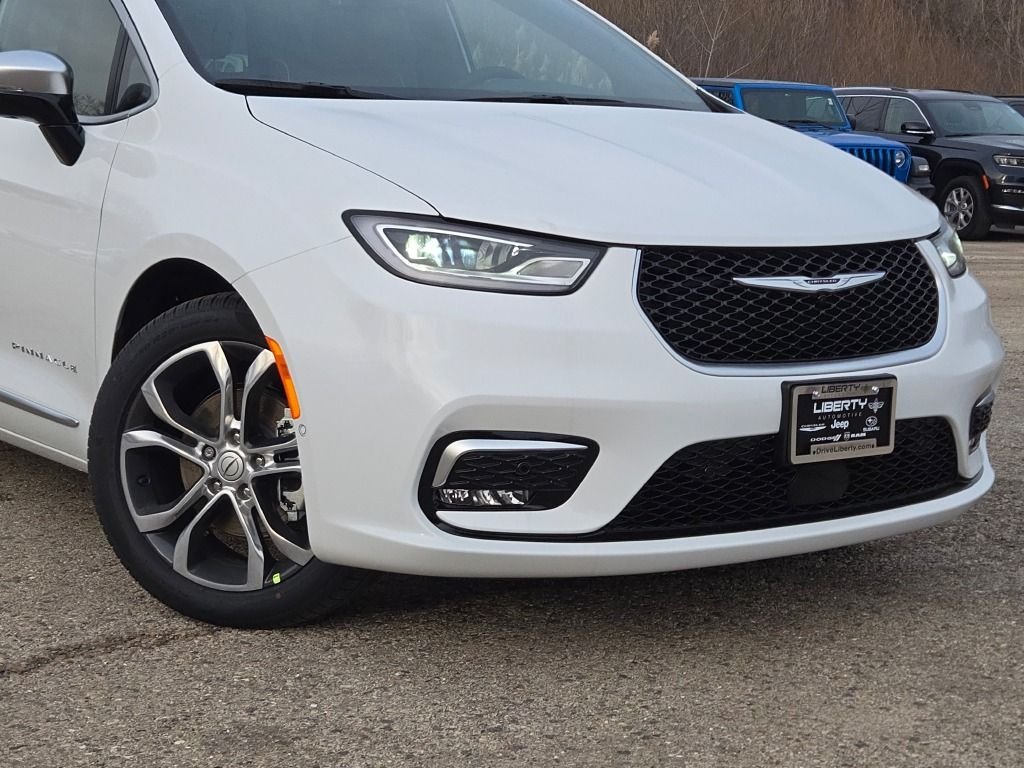 New 2026 Bright White Clear-Coat Exterior Paint Chrysler Pinnacle image 4