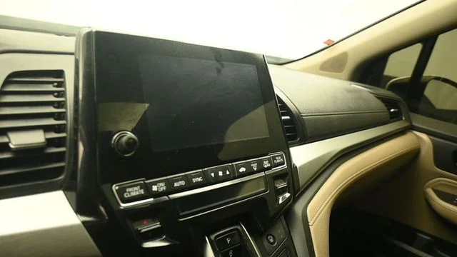 Certified Used 2018 Diamond White Honda Touring image 15