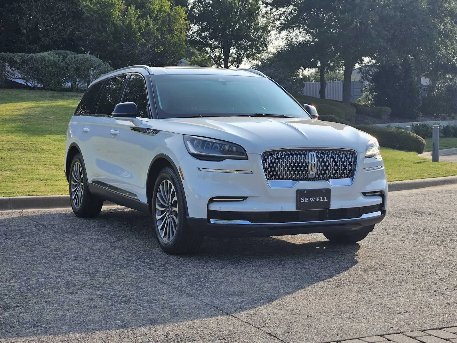 Used 2023 Pristine White Metallic Tri-Coat Lincoln Reserve image 4