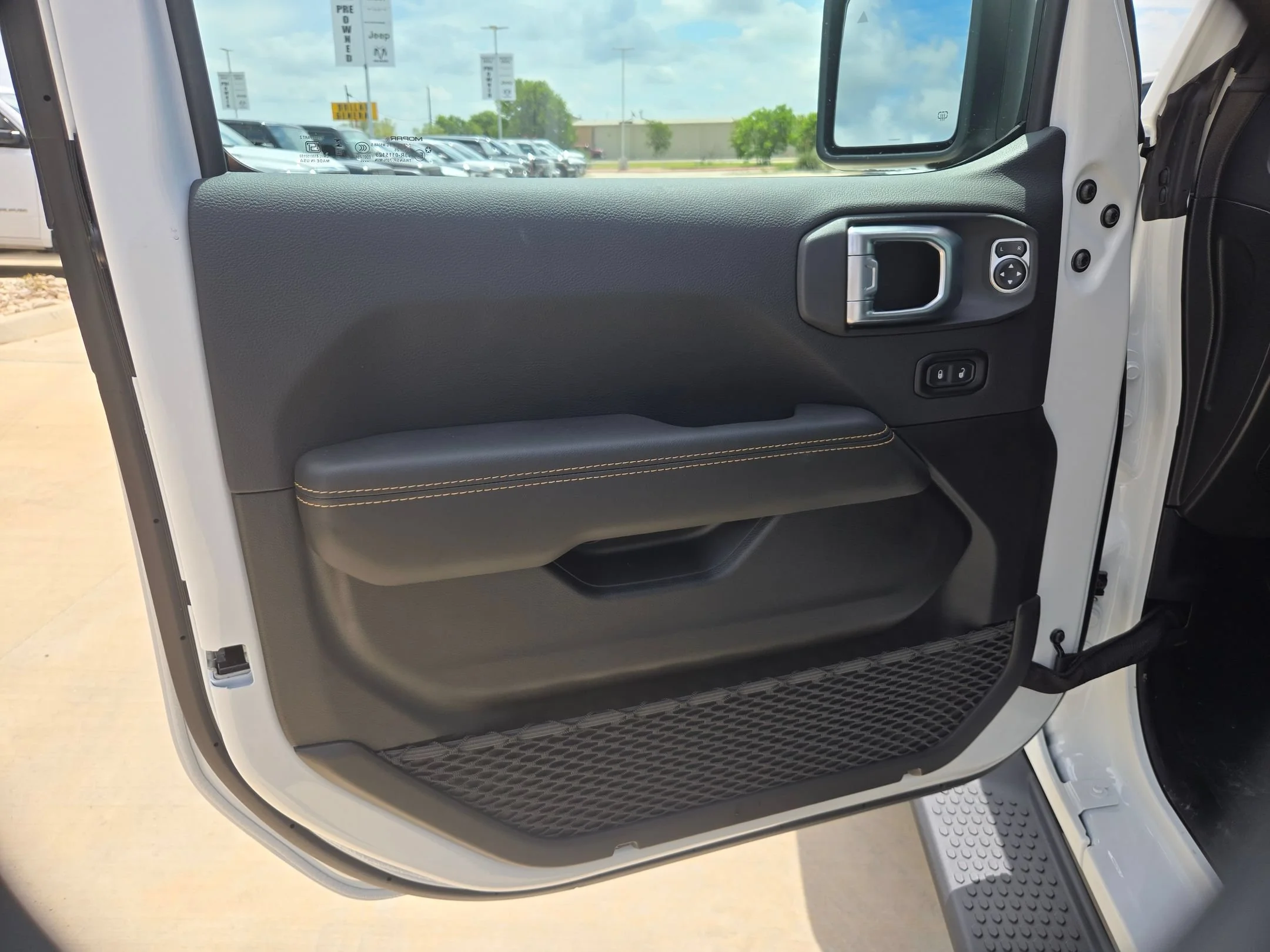 New 2026 Bright White Clear-Coat Exterior Paint Jeep Sahara image 12