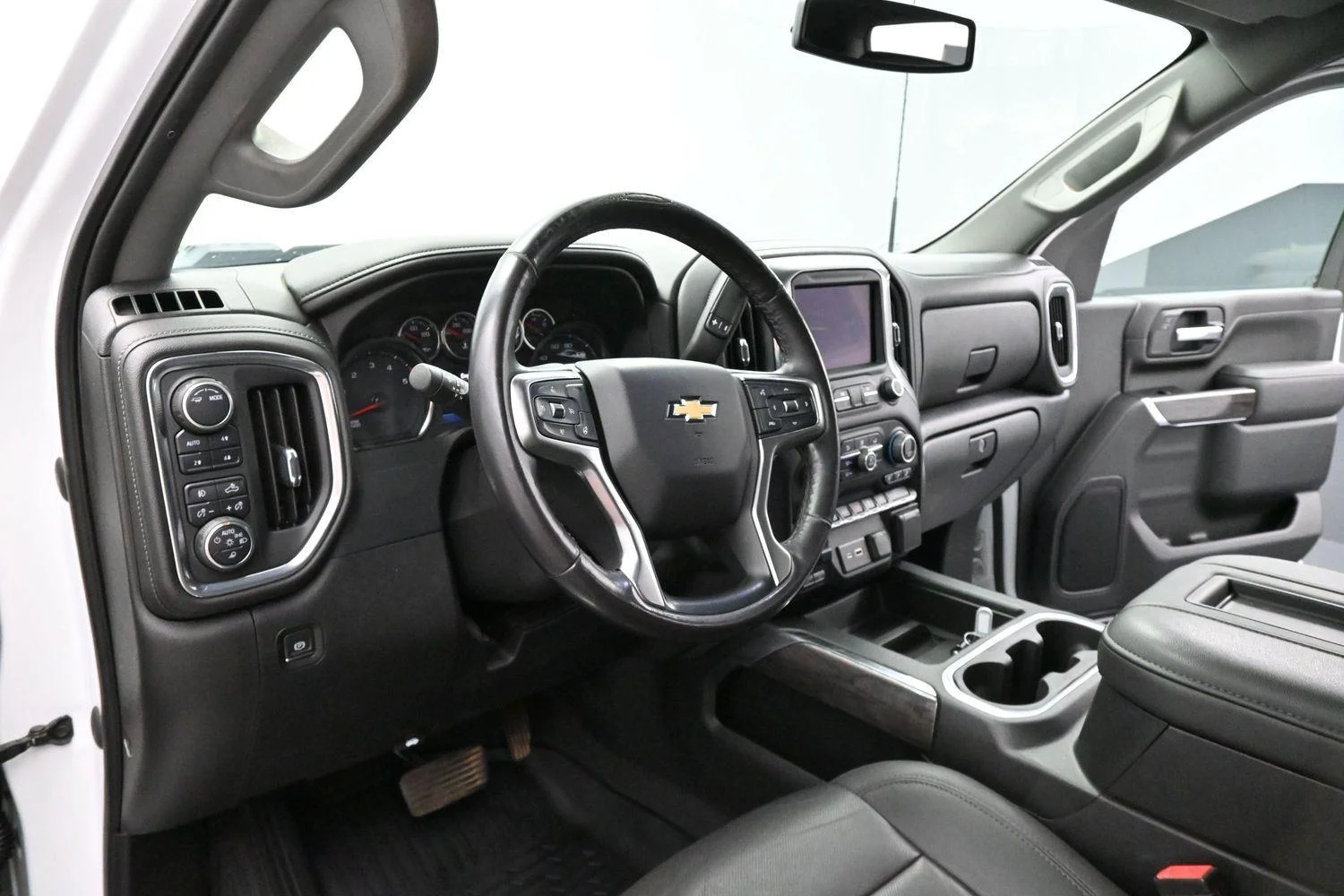 Used 2022 Summit White Chevrolet LTZ image 16