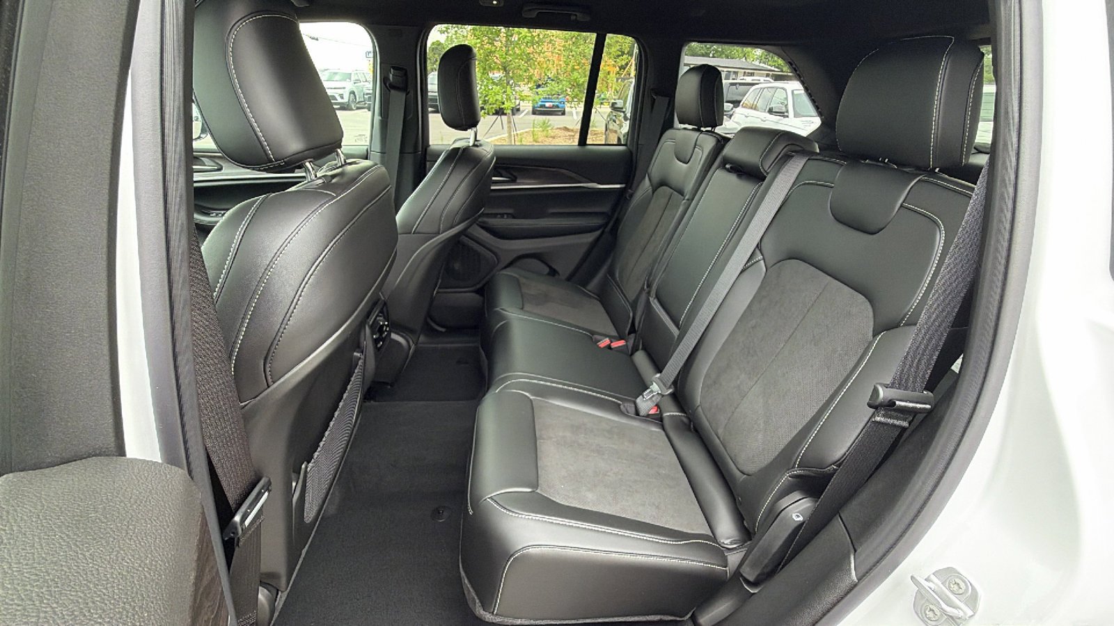New 2026 Bright White Clear-Coat Exterior Paint Jeep Laredo Altitude image 13