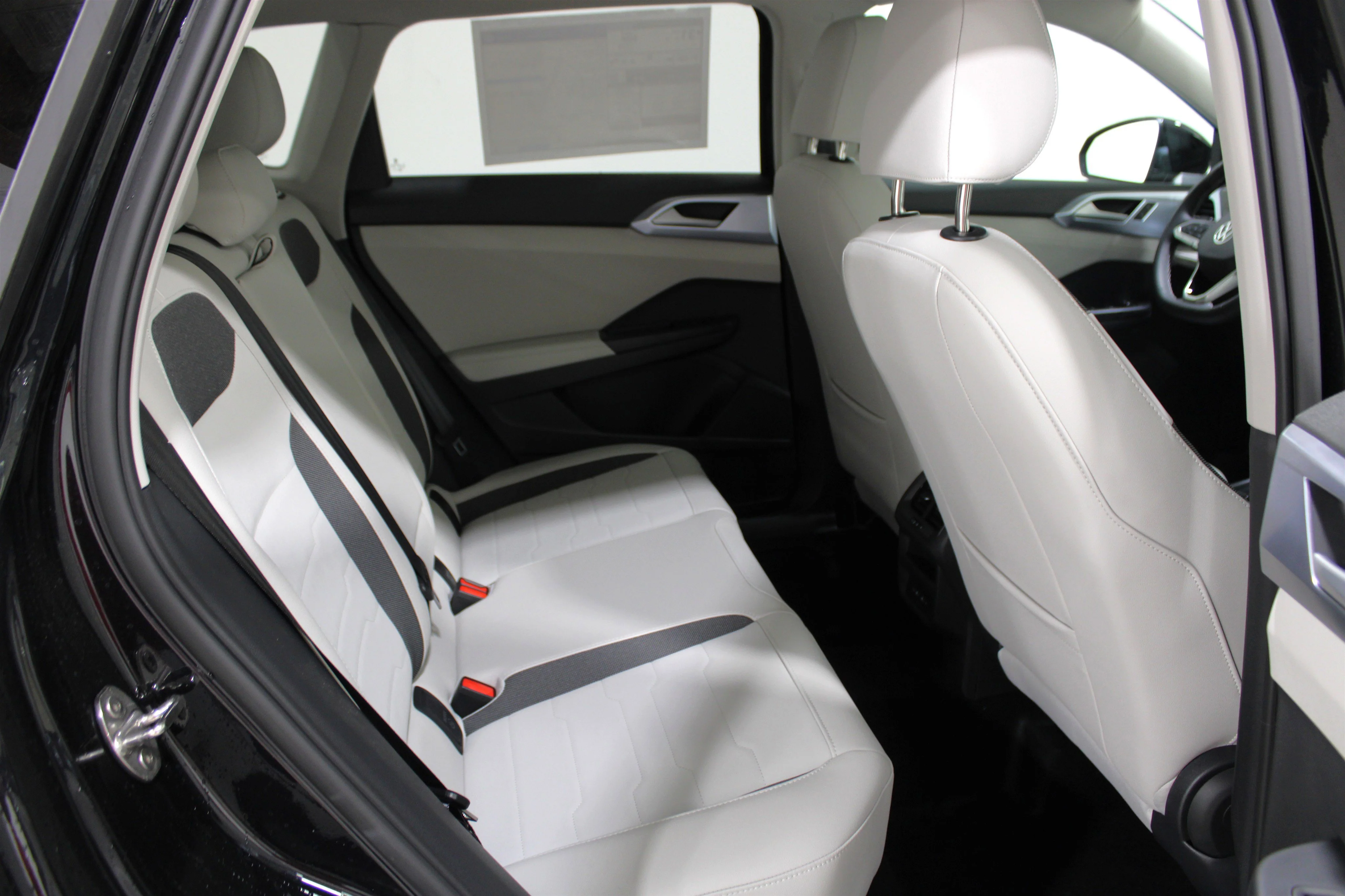 New 2026 Deep Black Pearl Volkswagen SE image 23