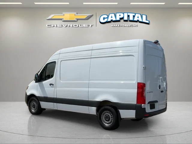 Used 2025  Mercedes-Benz NA image 5
