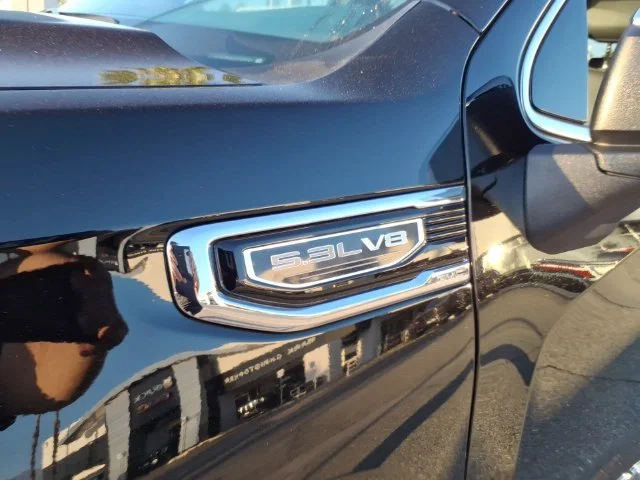 Used 2025 Onyx Black GMC SLT image 11