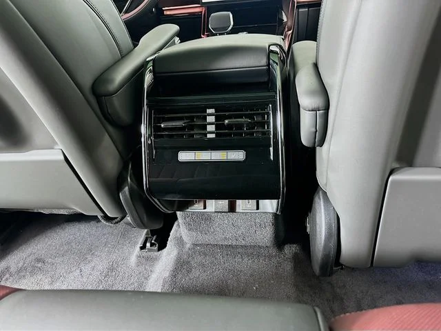 New 2026 White Land Rover Dynamic SE image 24