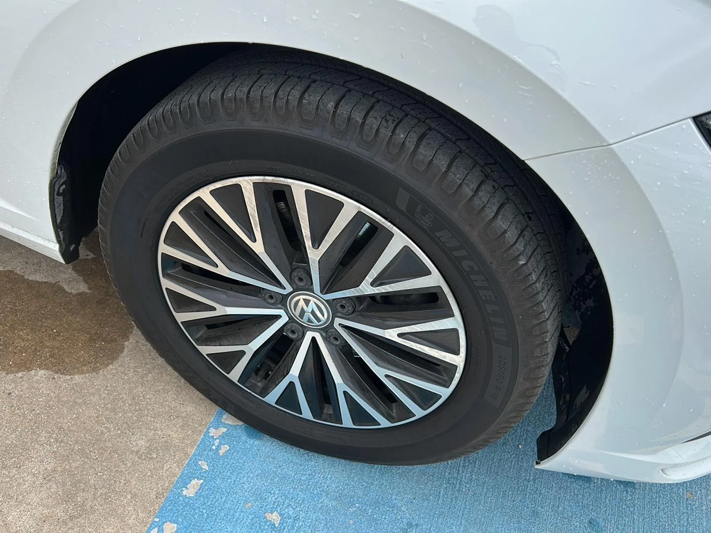 Used 2019 Pure White Volkswagen SE image 4