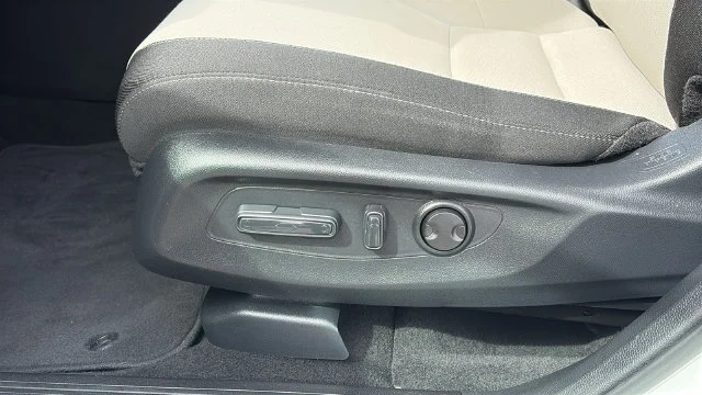 Used 2023 White Honda EX image 11