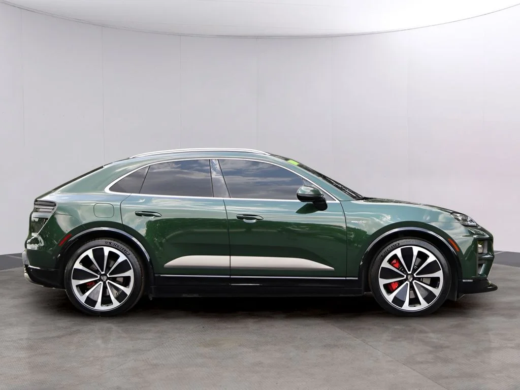 Used 2024 Oak Green Metallic Neo Porsche Turbo image 9