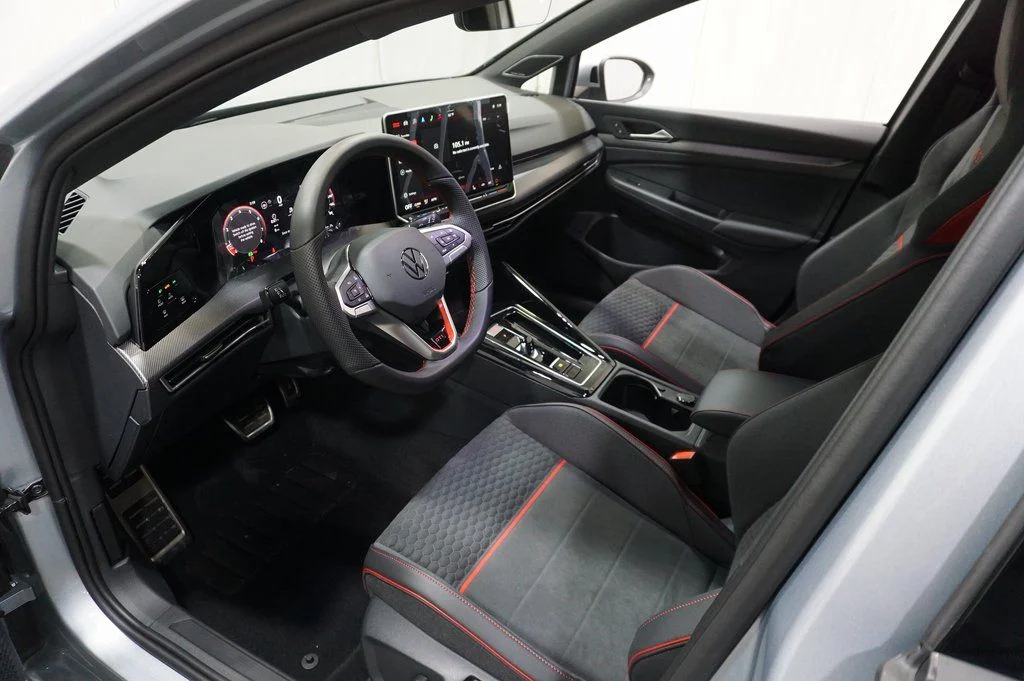 New 2026 Alpine Silver Volkswagen 2.0T SE image 9