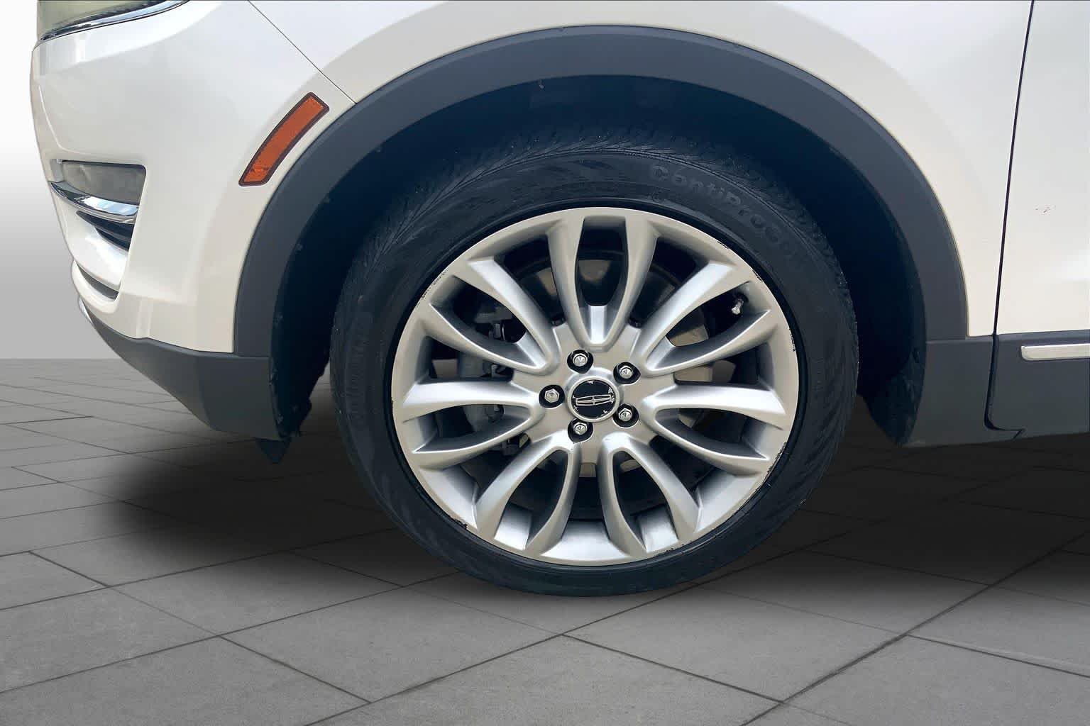 Used 2016 White Platinum Metallic Tri-Coat Lincoln Reserve image 11