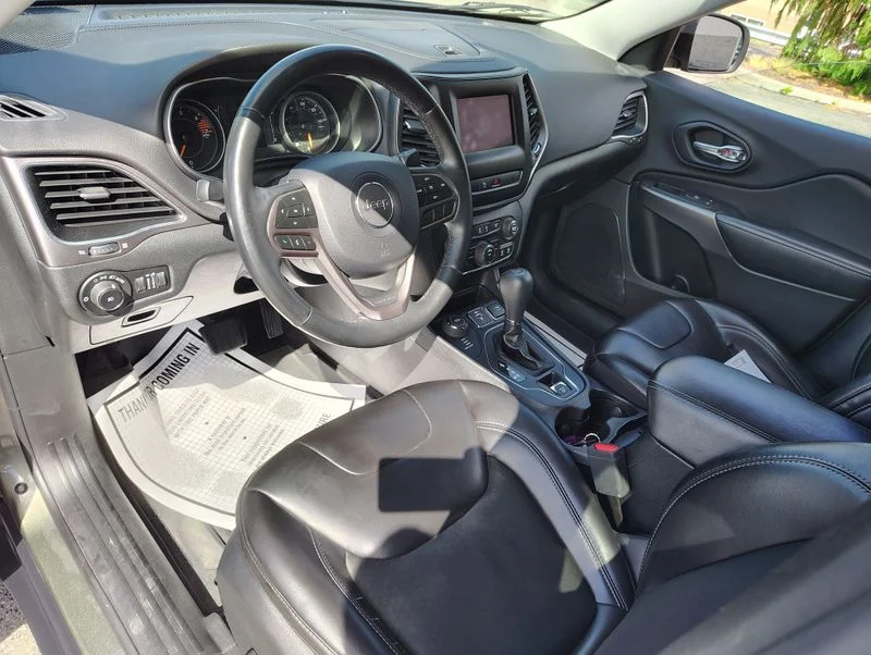 Used 2019 Green Jeep Latitude Plus image 13