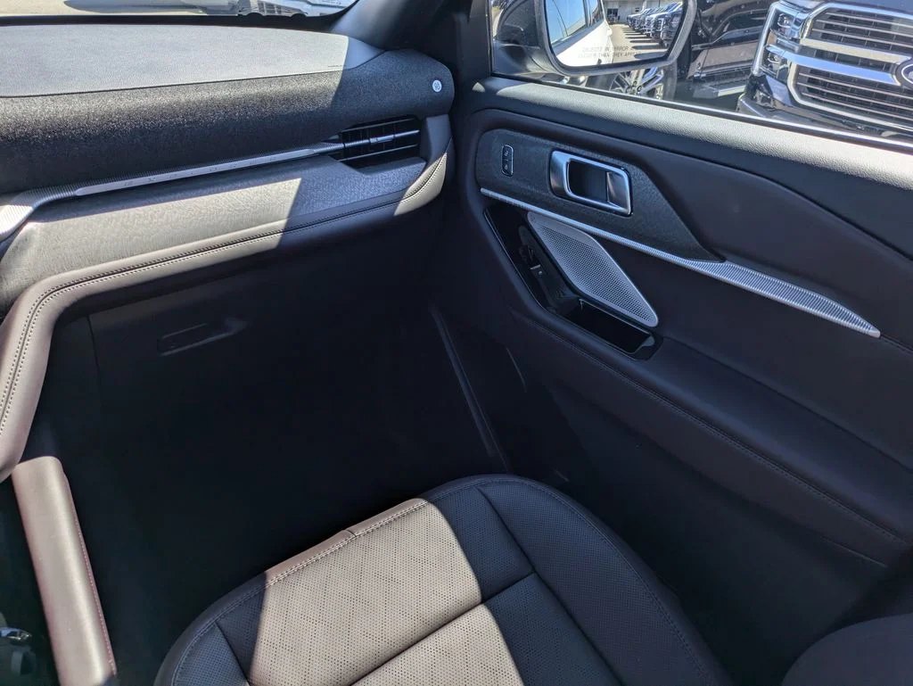 New 2026 Star White Metallic Tri-Coat Ford Platinum image 17