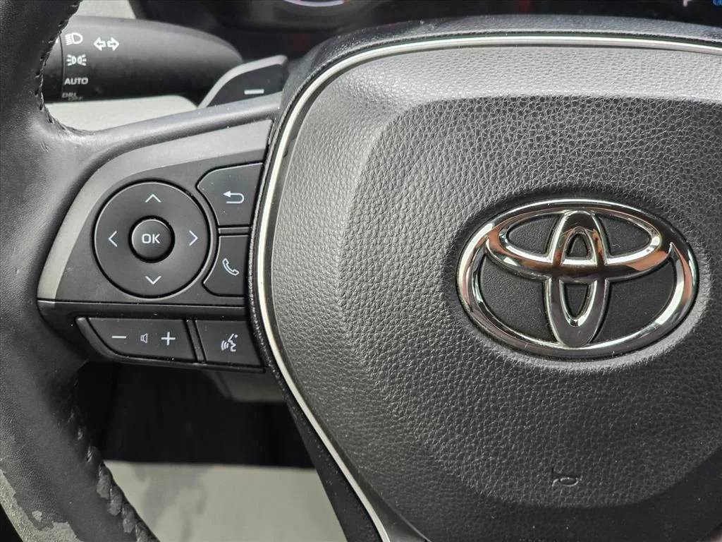 Used 2020  Toyota SE image 14