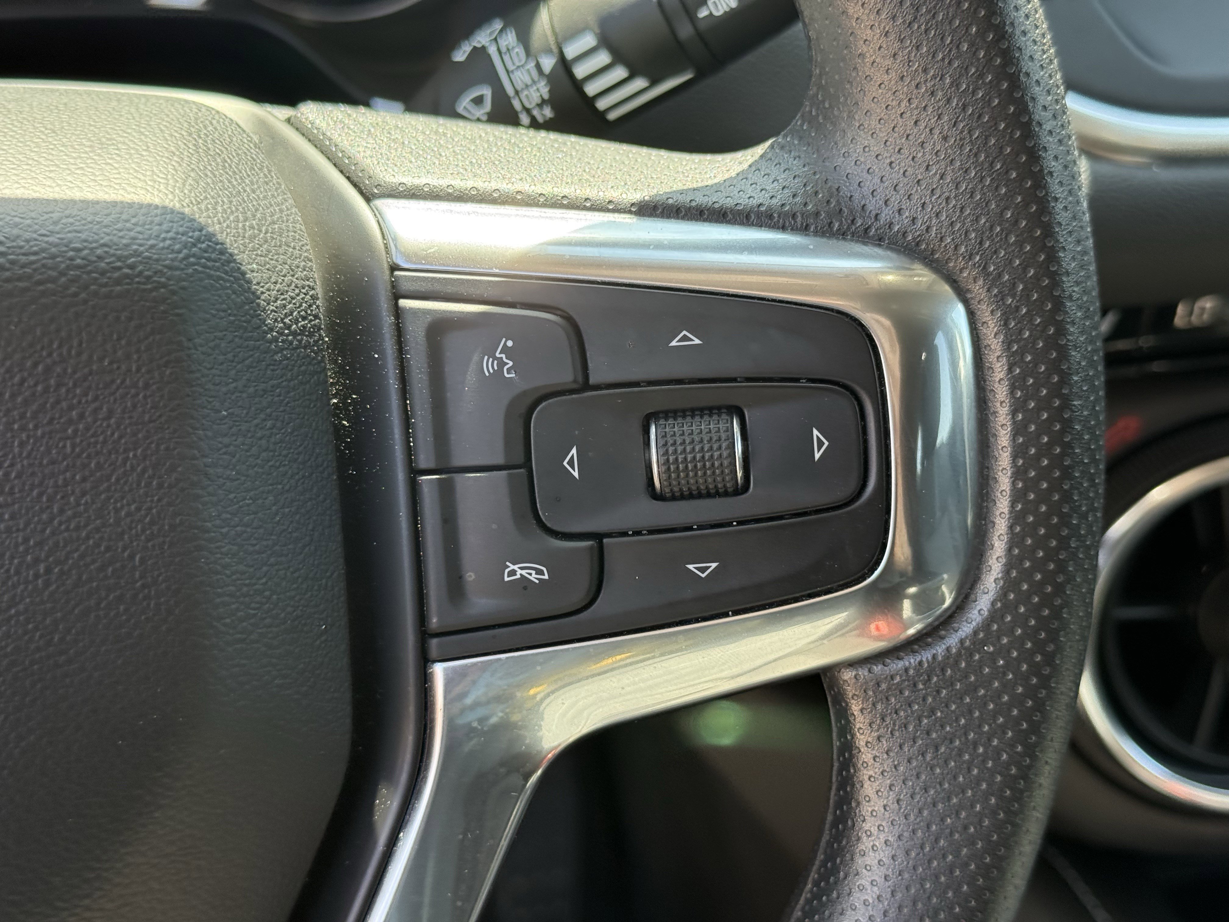Used 2025 Summit White Chevrolet LT image 16