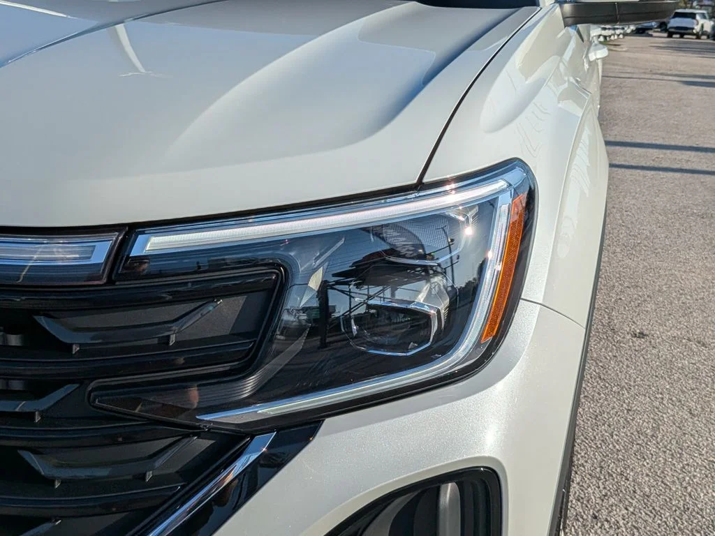 New 2026 White/off-white Volkswagen SE w/Technology image 7