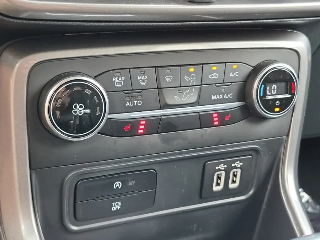Used 2020 Shadow Black Ford SE image 14