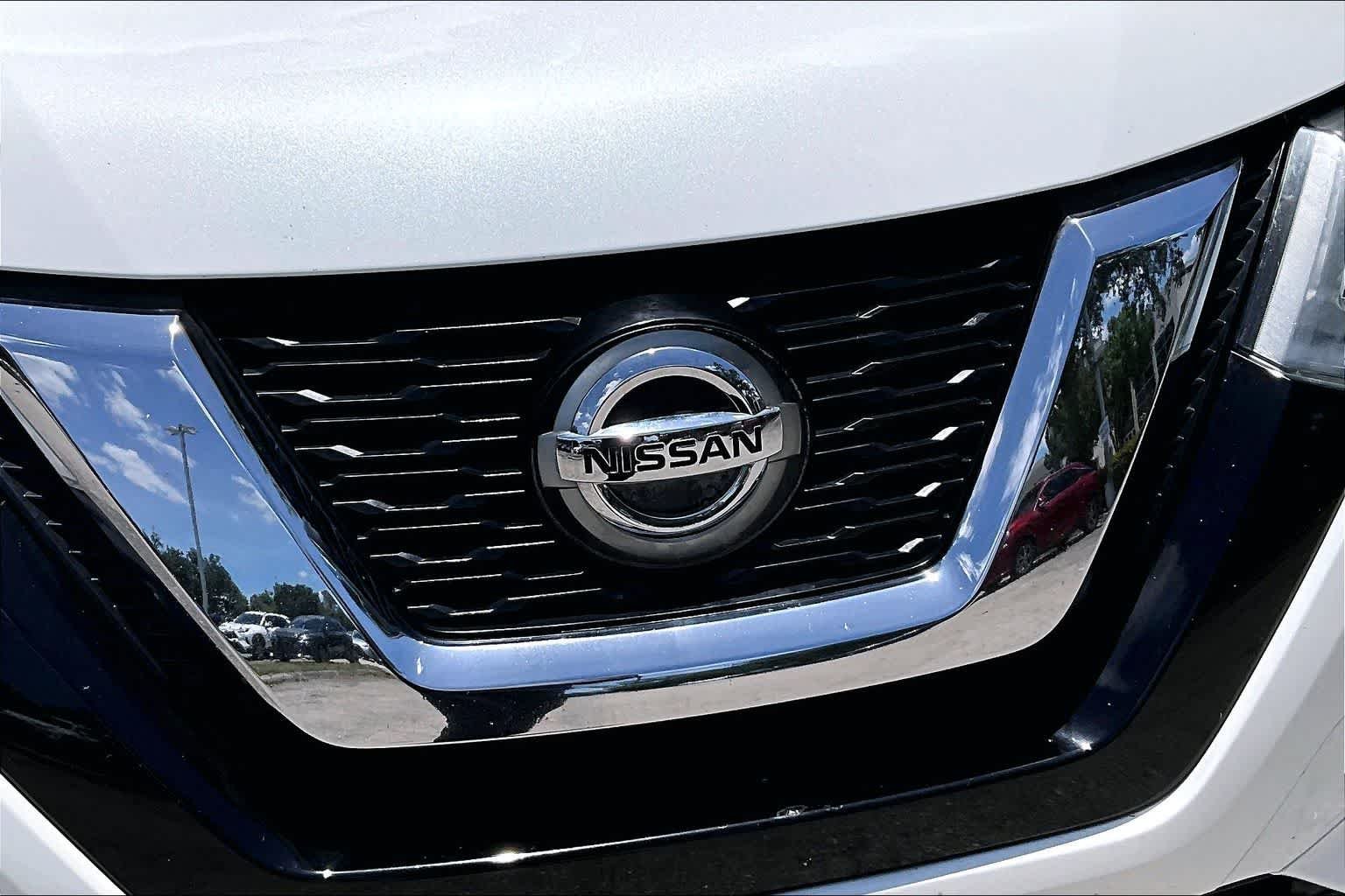 Used 2020 Pearl White Tricoat Nissan SL image 30