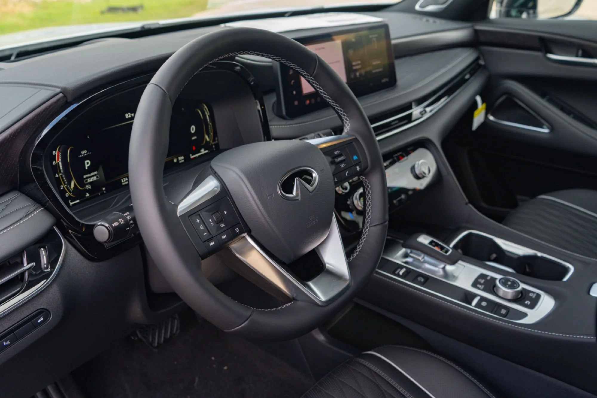 New 2027 2T RAD WHT INFINITI Autograph AWD image 9
