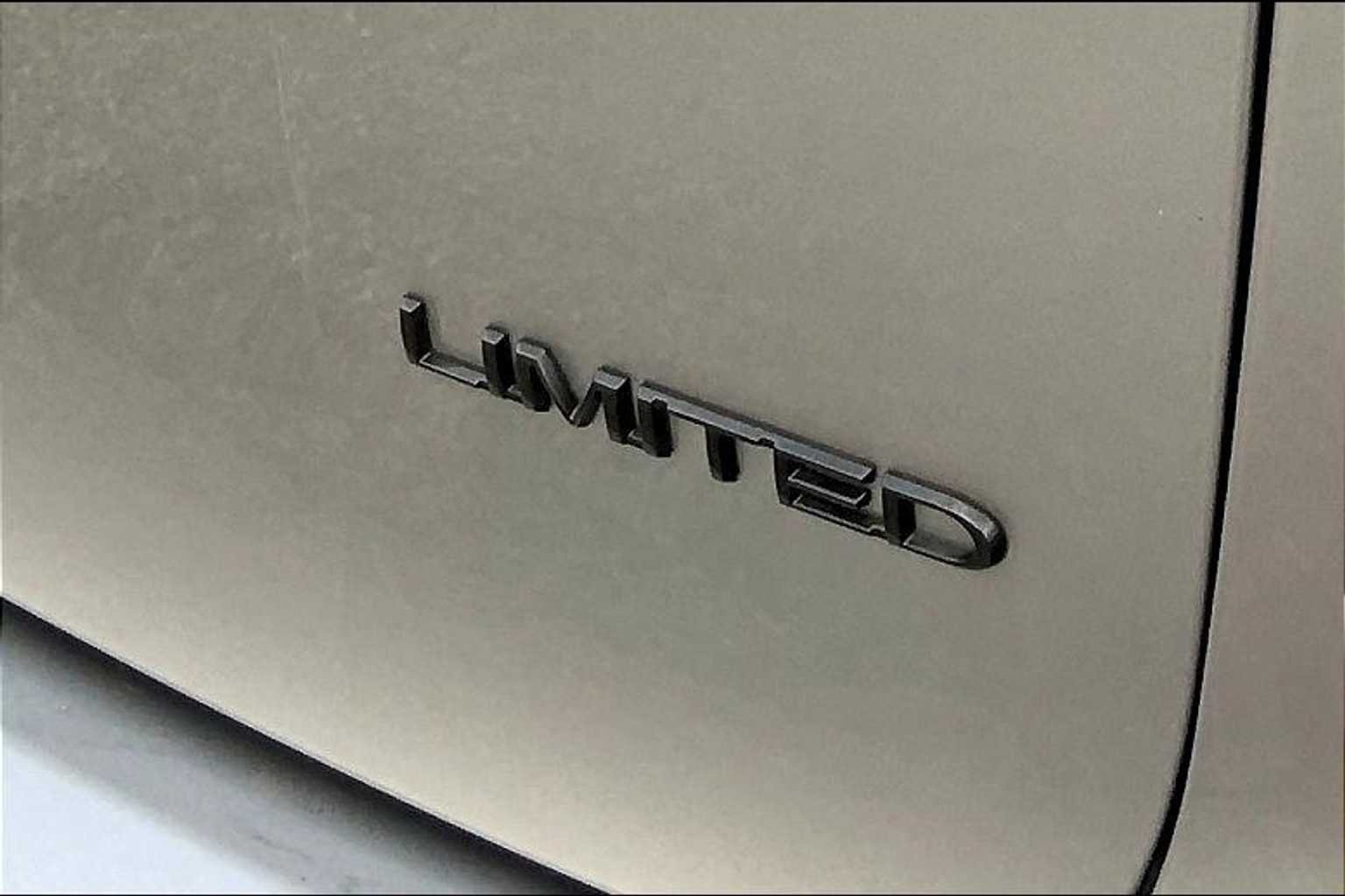 Used 2019 Billet Silver Metallic Clearcoat Chrysler Limited image 29