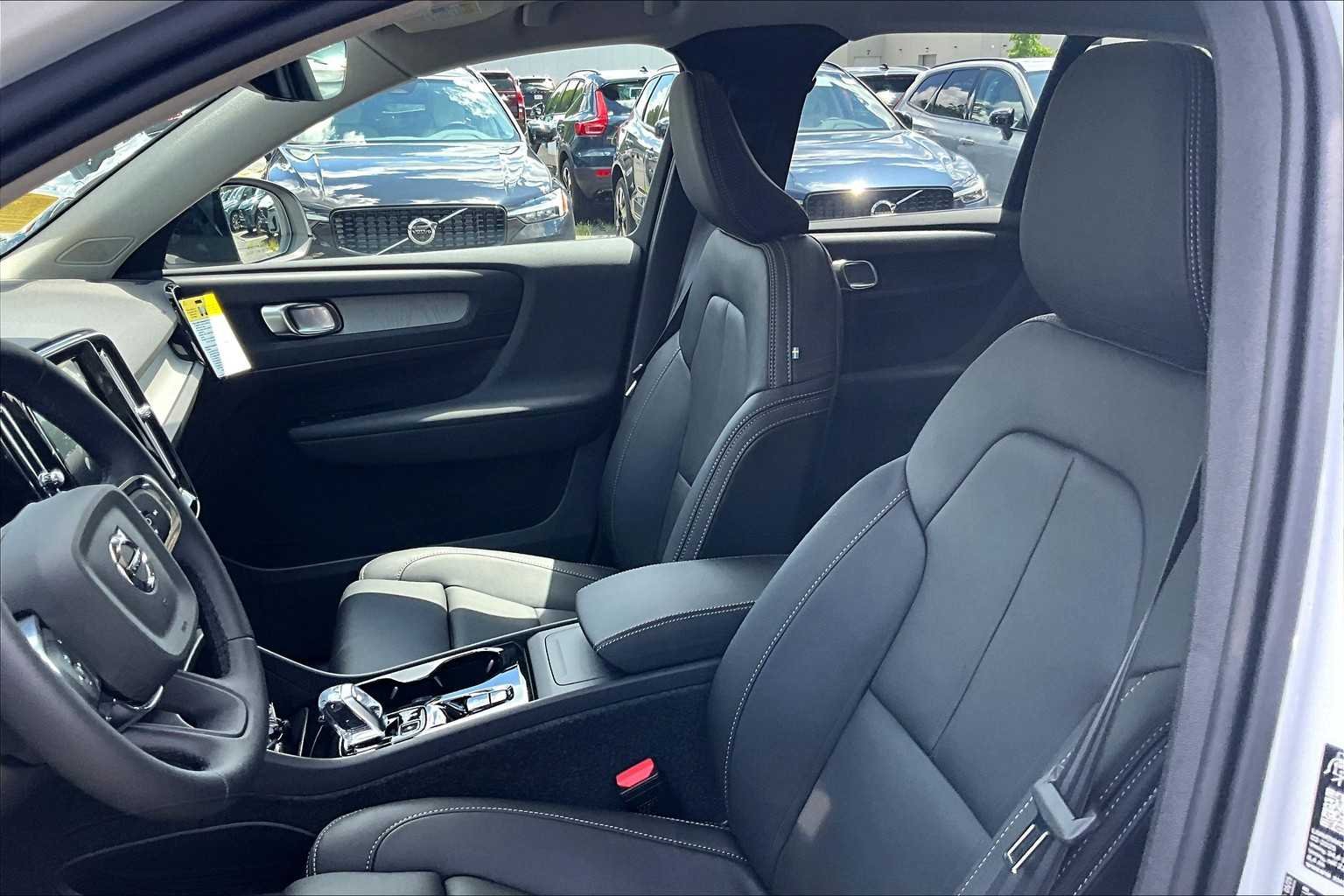 2026 Volvo XC40 Plus - Photo 13