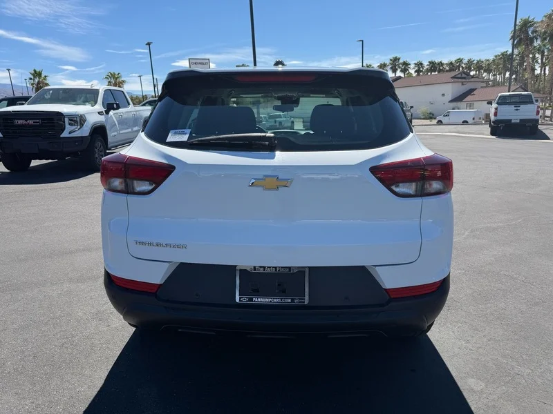 Used 2022 SUMMIT WHITE Chevrolet LS image 4