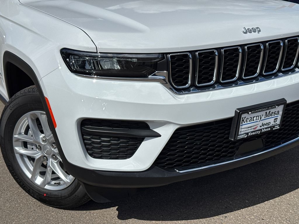 New 2026 Bright White Clear-Coat Exterior Paint Jeep Laredo X image 6
