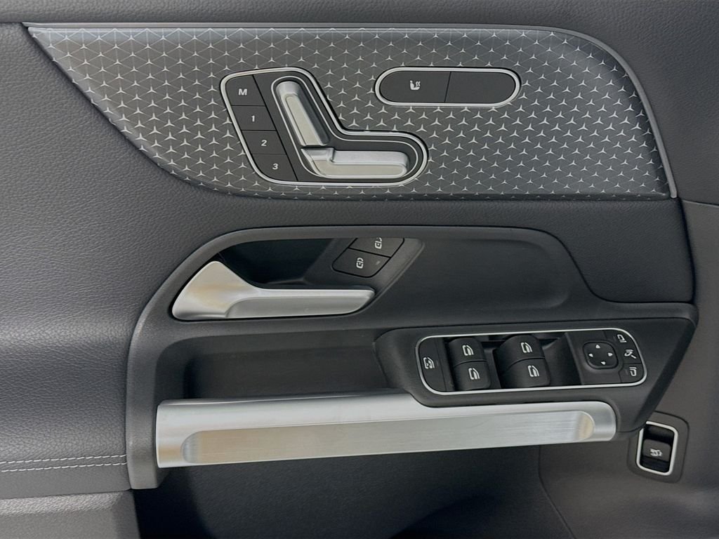 Used 2025 Silver Mercedes-Benz GLB 250 image 19