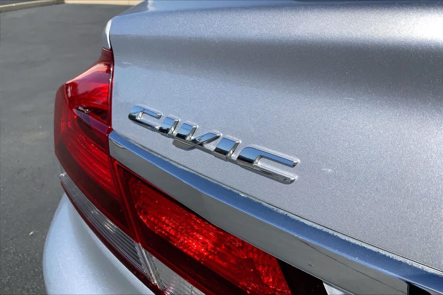 Used 2013 Alabaster Silver Metallic Honda LX image 9