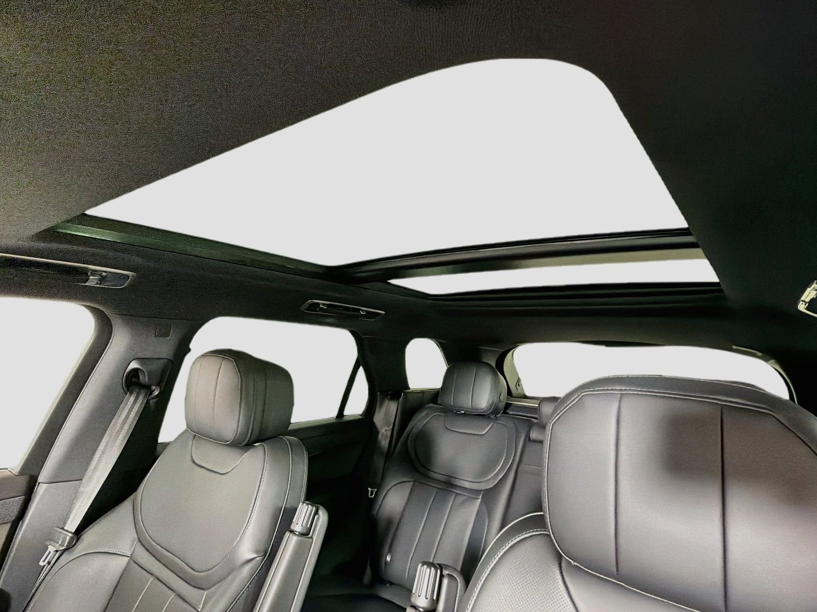 New 2026 Carpathian Grey Land Rover Dynamic SE image 9