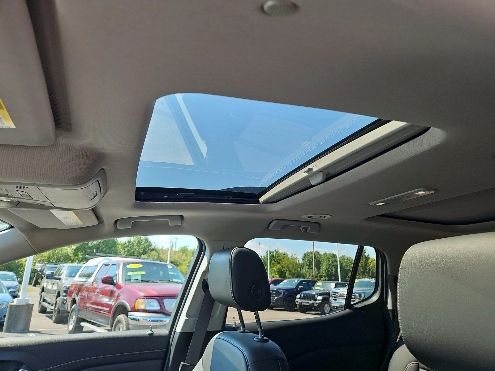 Used 2023 ULTRA BLUE METALLIC GMC SLT image 24