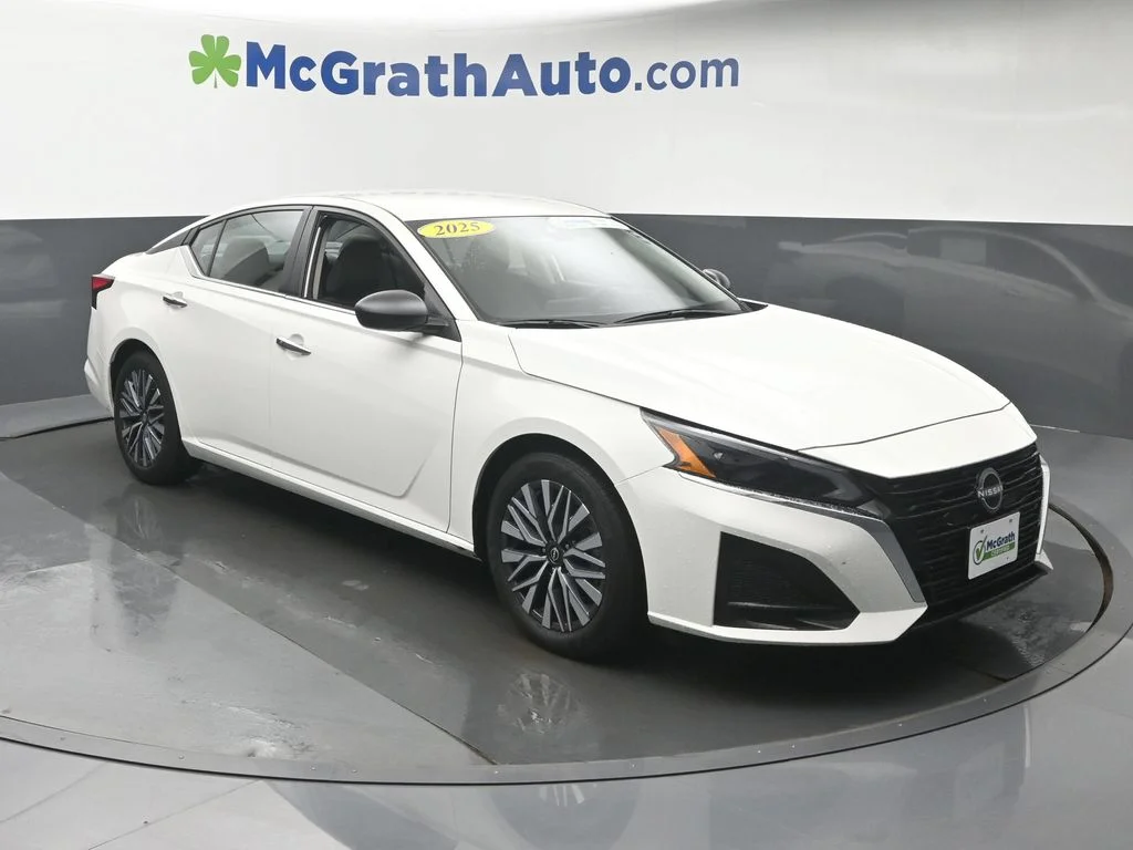 Used 2025 White Nissan 2.5 SV image 2