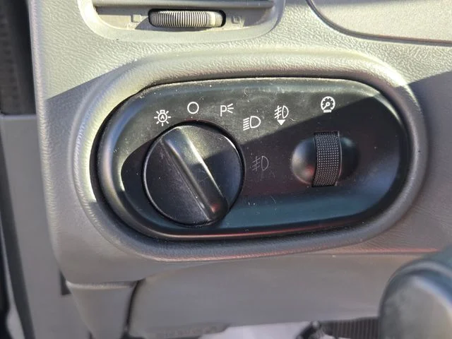 Used 2004 Silver Ford XLS image 25