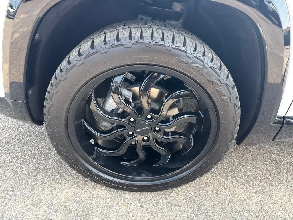 Used 2026 Summit White GMC AT4 image 36