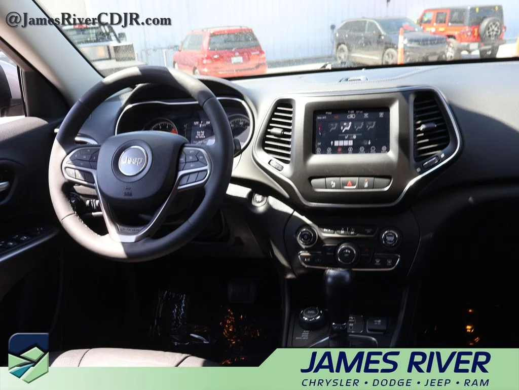 Used 2021 Silver Jeep Latitude Lux image 13